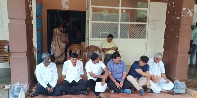 ‘ಕೈ’ ಸರ್ಕಾರದ ಆಡಳಿತ ವಿರುದ್ಧ ಸಿಡಿದೆದ್ದ ಕರಾವಳಿ ಶಾಸಕರು; ಮಂಗಳೂರಿನಲ್ಲಿ ಧರಣಿ