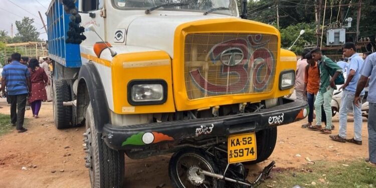 ರಸ್ತೆ ಅಪಘಾತ: ತಂದೆ ಸಾವು, ಮಗಳಿಗೆ ತೀವ್ರ ಗಾಯ