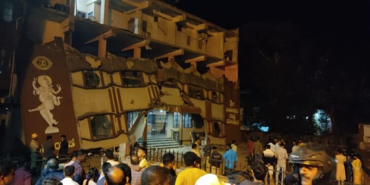 ಕುಸಿದ ಥಿಯೇಟರ್; ಹತ್ತಕ್ಕೂ ಹೆಚ್ಚು ವಾಹನಗಳಿಗೆ ಹಾನಿ