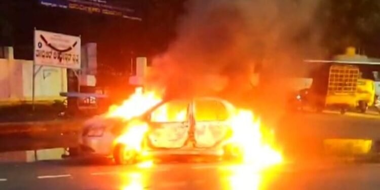 ಅಕ್ರಮ ಗೋಮಾಂಸ ಸಾಗಿಸುತ್ತಿದ್ದವರ ಮೇಲೆ ಹಿಂದೂ ಕಾರ್ಯಕರ್ತರ ದಾಳಿ: ಕಾರಿಗೆ ಬೆಂಕಿ