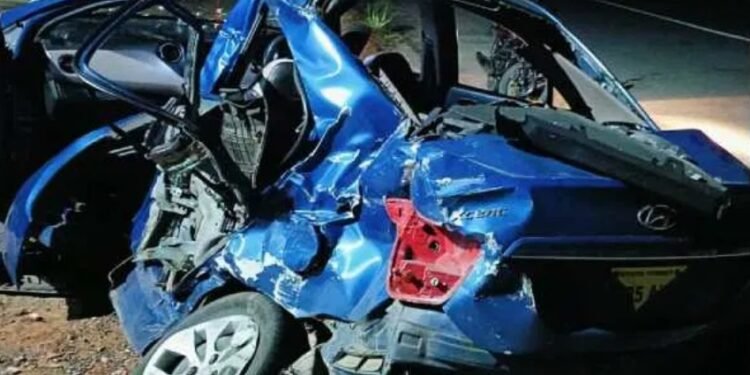 ತುಮಕೂರು ಬಳಿ ಭೀಕರ ಅಪಘಾತ: ಮೂವರು ಸಾವು, ಕಾರು ನಜ್ಜುಗುಜ್ಜು