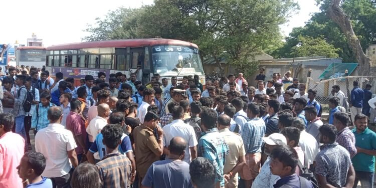 ಸಾರಿಗೆ ಬಸ್ ಅವಾಂತರ; ವಿದ್ಯಾರ್ಥಿಗಳ ರೊಚ್ಚು, ಭಾರೀ ಪ್ರತಿಭಟನೆ
