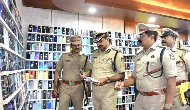 ಪ್ರಾಪರ್ಟಿ ಪರೇಡ್: ನಾಲ್ವರು ಮೊಬೈಲ್ ಕಳ್ಳರಿಂದ 1037 ಮೊಬೈಲ್ ವಶ