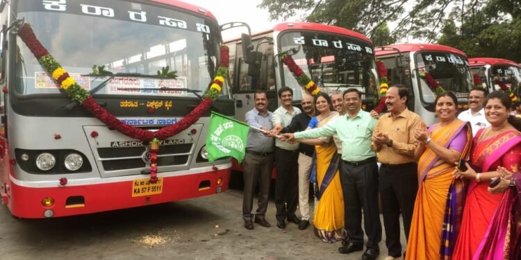 ದಸರಾ ವಿಶೇಷ ಬಸ್ ಸವಾರಿ.. KSRTC ಪ್ರಯಾಣಿಕರ ರಥಗಳಿಗೆ ಪೂಜೆ