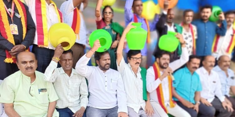 ಖಾಲಿ ಬಿಂದಿಗೆ ಹೊತ್ತು ‘ಕಾವೇರಿ ನೀರು ಉಳಿಸಿ’ ಧರಣಿ; ಫ್ರೀಡಂ ಪಾರ್ಕಲ್ಲಿ 4ನೇ ದಿನವೂ ಜಲ ಸಂರಕ್ಷಣಾ ಸಮಿತಿ ಹೋರಾಟ