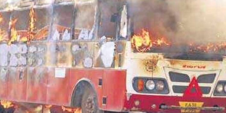 KSRTC ಬಸ್ಸಿಗೆ ಬೆಂಕಿ ಹಚ್ಚಿ ಪುಂಡಾಟ; ಮಹಾರಾಷ್ಟ್ರ-ಕರ್ನಾಟಕ ನಡುವೆ ಬಸ್ ಸಂಚಾರ ತಾತ್ಕಾಲಿಕ ಸ್ಥಗಿತ