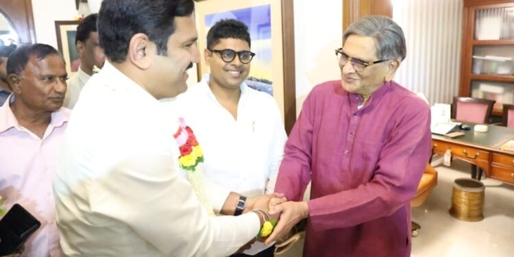 ನಾಯಕರತ್ತ ‘ವಿಜಯೀ’ ನಡೆ; ಎಸ್.ಎಂ.ಕೃಷ್ಣರನ್ನು ಭೇಟಿ ಮಾಡಿದ ಯುವ ನಾಯಕ;