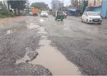 ಮಳೆ ಹೊಡೆತ; ಬೆಂಗಳೂರಿನ ರಸ್ತೆ ಸ್ಥಿತಿ ಅಯೋಮಯ