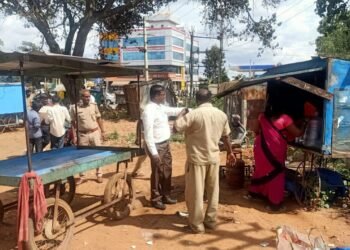 ದೊಡ್ಡಬಳ್ಳಾಪುರದಲ್ಲಿ ಪುರಸಭೆ ಅಧಿಕಾರಿಗಳ ಕ್ಷಿಪ್ರ ಕಾರ್ಯಾಚರಣೆ; ರಸ್ತೆ ಬದಿ ಅಂಗಡಿಗಳ ತೆರವು