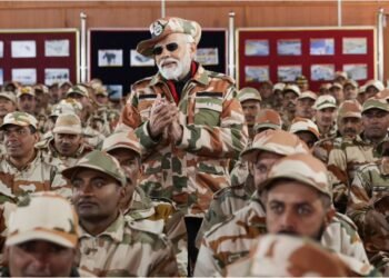 ವೀರ ಯೋಧರ ಜೊತೆ ದೀಪಾವಳಿ ಹಬ್ಬಆಚರಿಸಿದ ಪ್ರಧಾನಿ ಮೋದಿ