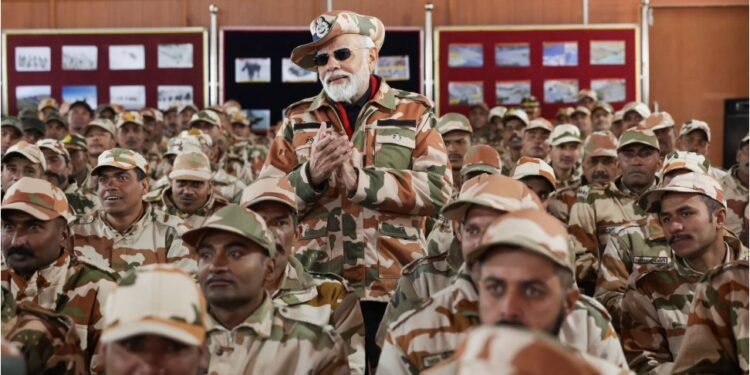 ವೀರ ಯೋಧರ ಜೊತೆ ದೀಪಾವಳಿ ಹಬ್ಬಆಚರಿಸಿದ ಪ್ರಧಾನಿ ಮೋದಿ