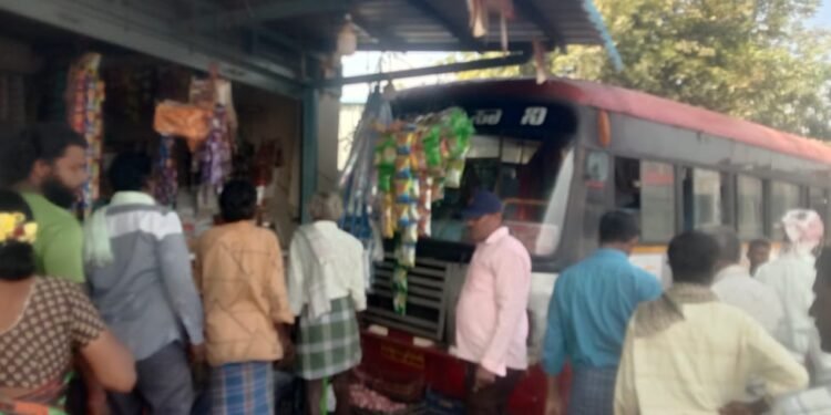 ಅಂಗಡಿಗೆ ನುಗ್ಗಿದ ಬಸ್.. ಅಪಘಾತದಲ್ಲಿ ಯುವಕನಿಗೆ ಗಂಭೀರ ಗಾಯ