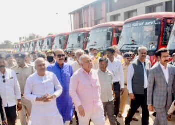 ಬೆಳಗಾವಿ: ಹಾರೂಗೇರಿ ನೂತನ‌ ಬಸ್ ನಿಲ್ದಾಣ ಲೋಕಾರ್ಪಣೆ.. ಅಪಘಾತರಹಿತ ಕರ್ತವ್ಯ ನಿರ್ವಹಿಸಿದ 38 ಚಾಲಕರಿಗೆ ಬೆಳ್ಳಿಪದಕ ವಿತರಣೆ