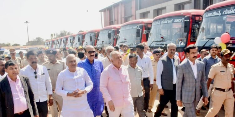 ಬೆಳಗಾವಿ: ಹಾರೂಗೇರಿ ನೂತನ‌ ಬಸ್ ನಿಲ್ದಾಣ ಲೋಕಾರ್ಪಣೆ.. ಅಪಘಾತರಹಿತ ಕರ್ತವ್ಯ ನಿರ್ವಹಿಸಿದ 38 ಚಾಲಕರಿಗೆ ಬೆಳ್ಳಿಪದಕ ವಿತರಣೆ