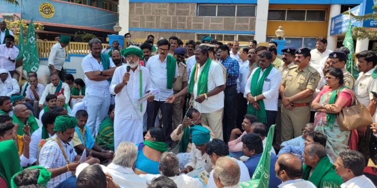 ಬಳ್ಳಾರಿಯಲ್ಲಿ ಕರ್ನಾಟಕ ಗ್ರಾಮೀಣ ಬ್ಯಾಂಕಿಗೆ ಸಾವಿರಾರು ರೈತರ ಮುತ್ತಿಗೆ