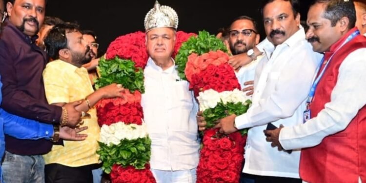 ಅಲ್ಪಾವಧಿಯಲ್ಲೇ ಬೇಡಿಕೆ ಈಡೇರಿಸಿದ ಸಚಿವ.. ರಾಮಲಿಂಗಾ ರೆಡ್ಡಿಗೆ ಖಾಸಗಿ ಸಾರಿಗೆ ಒಕ್ಕೂಟಗಳಿಂದ ಸನ್ಮಾನ.. ಅಧ್ಥೂರಿ ಸಮಾರಂಭದಲ್ಲಿ ಹೂಮಳೆ..