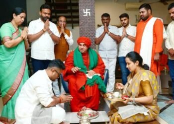 ಲಕ್ಷ್ಮೀಪುತ್ರನಿಗೆ ಪಂಚಮಸಾಲಿ ಜಗದ್ಗುರುಗಳ ಅಭಯ; ನಾಮಪತ್ರ ಸಲ್ಲಿಕೆಗೂ ಮುನ್ನ ಪಾದಪೂಜೆ