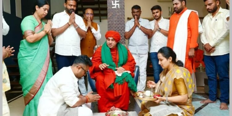 ಲಕ್ಷ್ಮೀಪುತ್ರನಿಗೆ ಪಂಚಮಸಾಲಿ ಜಗದ್ಗುರುಗಳ ಅಭಯ; ನಾಮಪತ್ರ ಸಲ್ಲಿಕೆಗೂ ಮುನ್ನ ಪಾದಪೂಜೆ