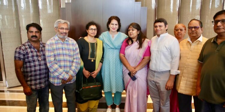 ಶ್ರೀ ಗುರುರಾಘವೇಂದ್ರ ಸಹಕಾರಿ ಬ್ಯಾಂಕ್, ಗುರು ಸಾರ್ವಭೌಮ ಬ್ಯಾಂಕ್, ವಸಿಷ್ಠ ಸಹಕಾರಿ ಬ್ಯಾಂಕುಗಳ ಠೇವಣಿದಾರರಿಂದ ಪ್ರಿಯಾಂಕ ಗಾಂಧಿ ಭೇಟಿ; 3200 ಕೋ.ರೂ. ಹಗರಣ ಕುರಿತು SITಗೆ ವಹಿಸಲು ಮನವಿ‌