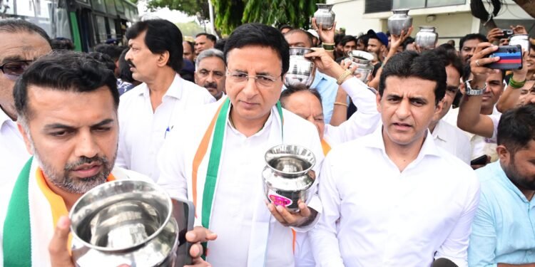 ಅನುದಾನ ನೀಡದ ಕೇಂದ್ರ; ಚೊಂಬು ಹಿಡಿದು ಕಾಂಗ್ರೆಸ್ ಪ್ರತಿಭಟನೆ