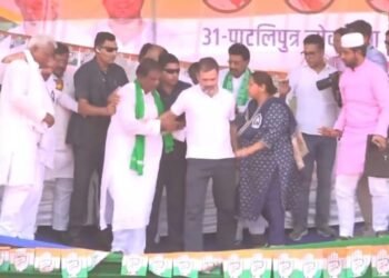 ಜನೋತ್ಸಾಹದಿಂದ ಪುಳಕ, ಅನಾಹುತದಿಂದ ಗಲಿಬಿಲಿ; ರಾಹುಲ್ ಗಾಂಧಿ ಸಮಾವೇಶದ ವೇದಿಕೆ ಕುಸಿದು ನಾಯಕರು ಕಂಗಾಲು