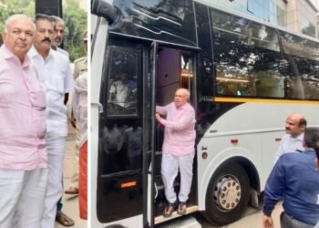 ಪ್ರಯಾಣಿಕರನ್ನು ಹೊತ್ತು ಸಾಗುವ ವಿನೂತನ ‘ಪಲ್ಲಕ್ಕಿ’; ಬರೋಬ್ಬರಿ 13.5 ಮೀ ಉದ್ದದ ಹವಾ ನಿಯಂತ್ರಿತ ಸ್ಲೀಪರ್ ಬಸ್ ಪರಿವೀಕ್ಷಿಸಿ ‘ಹೈಕ್ಲಾಸ್’ ಎಂದ ರಾಮಲಿಂಗಾ ರೆಡ್ಡಿ