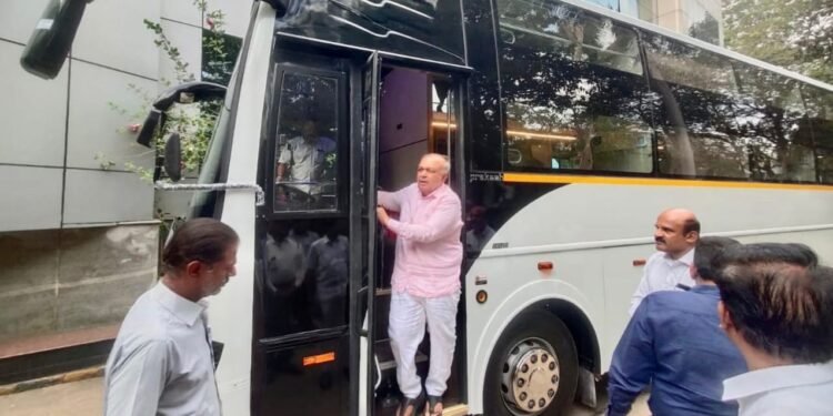 ಪ್ರಯಾಣಿಕರನ್ನು ಹೊತ್ತು ಸಾಗುವ ವಿನೂತನ ‘ಪಲ್ಲಕ್ಕಿ’; ಬರೋಬ್ಬರಿ 13.5 ಮೀ ಉದ್ದದ ಹವಾ ನಿಯಂತ್ರಿತ ಸ್ಲೀಪರ್ ಬಸ್ ಪರಿವೀಕ್ಷಿಸಿ ‘ಹೈಕ್ಲಾಸ್’ ಎಂದ ರಾಮಲಿಂಗಾ ರೆಡ್ಡಿ