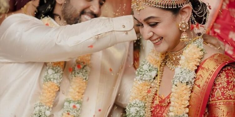 ಕ್ಯೂಟ್ ಕಪಲ್; ಅರ್ಜುನ್ ಸರ್ಜಾ ಪುತ್ರಿ ಐಶ್ವರ್ಯಾ-ಉಮಾಪತಿ ವಿವಾಹ ಫೋಟೋಗಳಿಗೆ ಅಭಿಮಾನಿಗಳ ಲೈಕ್ಸ್