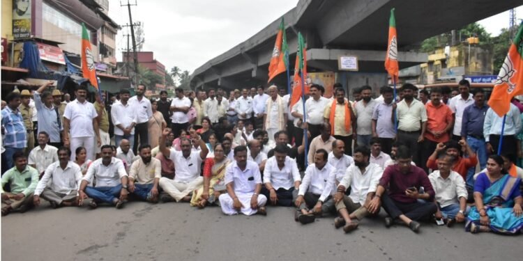 ಸಿದ್ದು ಸರ್ಕಾರದ ‘ಪೆಟ್ರೋಲ್’ ಬಾಂಬ್ ವಿರುದ್ಧ ಬಿಜೆಪಿ ಸಮರ ; ಬಂಟ್ವಾಳದಲ್ಲಿ ಹೆದ್ದಾರಿ ತಡೆ