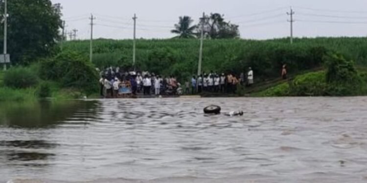 ನದಿಗೆ ಉರುಳಿದ ಕಾರ್ಮಿಕರಿದ್ದ ಟ್ರಾಕ್ಟರ್.. 9 ಮಂದಿ ಪಾರು, ನಾಪತ್ತೆಯಾದ ವ್ಯಕ್ತಿಗಾಗಿ ಶೋಧ