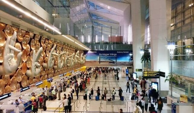 ಬಿರುಗಾಳಿ ಮಳೆಯ ಹೊಡೆತಕ್ಕೆ ಸಿಲುಕಿ ದೆಹಲಿ ವಿಮಾನ ನಿಲ್ದಾಣ; ಮೇಲ್ಛಾವಣಿ ಕುಸಿದು ಅವಘಡ