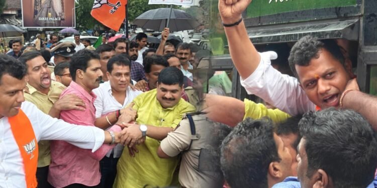 ಪೆಟ್ರೋಲ್ ರಣಾಂಗಣ; ಸಿದ್ದು ಸರ್ಕಾರದ ವಿರುದ್ದ ಸಿಡಿದೆದ್ದ ಮಂಗಳೂರು ಬಿಜೆಪಿ ಕಾರ್ಯಕರ್ತರ ಬಂಧನ