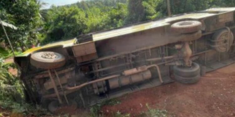 ಬಂಟ್ವಾಳ: ಬಿ.ಸಿ.ರೋಡು- ಪೊಳಲಿ-ಮಂಗಳೂರು ಖಾಸಗಿ ಬಸ್ ಪಲ್ಟಿ
