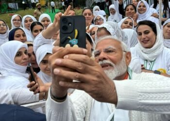 ಯೋಗಾಯೋಗ; ಮೋದಿ ಜೊತೆ ಸೆಲ್ಫೀಗಾಗಿ ಮುಗಿಬಿದ್ದ ಕಾಶ್ಮೀರಿ ಮಹಿಳೆಯರು