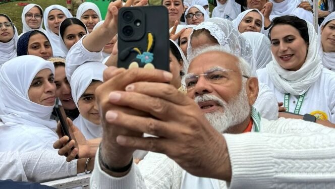 ಯೋಗಾಯೋಗ; ಮೋದಿ ಜೊತೆ ಸೆಲ್ಫೀಗಾಗಿ ಮುಗಿಬಿದ್ದ ಕಾಶ್ಮೀರಿ ಮಹಿಳೆಯರು