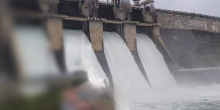 ಹಾರಂಗಿ ಜಲಾಶಯದಿಂದ ಭಾರೀ ಪ್ರಮಾಣದ ನೀರು ಹೊರಹರಿವು; ನದಿ ತೀರದಲ್ಲಿ ಪ್ರವಾಹ ಭೀತಿ