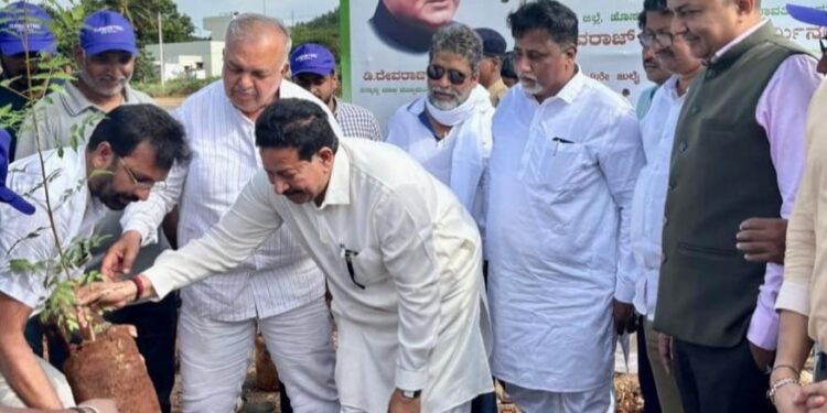 ಹೊಸಪೇಟೆಯಲ್ಲಿ ಡಿ.ದೇವರಾಜ ಅರಸ್ ಟ್ರಕ್ ಟರ್ಮಿನಲ್; ಹೊಸ ಭವ್ಯ ಸಮುಚ್ಛಯ ಹೇಗಿದೆ ಗೊತ್ತಾ?