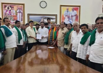 ರೈತರ ಬೇಡಿಕೆಗಳ ಬಗ್ಗೆ ಸಂಸತ್ತಿನಲ್ಲಿ ಖಾಸಗಿ ಮಸೂದೆ ಮಂಡಿಸಲಿ: ಹೆಚ್ಡಿಕೆ, ಪ್ರಿಯಾಂಕ ಜಾರಕಿಹೊಳಿಗೆ ಕುರುಬೂರು ನಿಯೋಗ ಆಗ್ರಹ