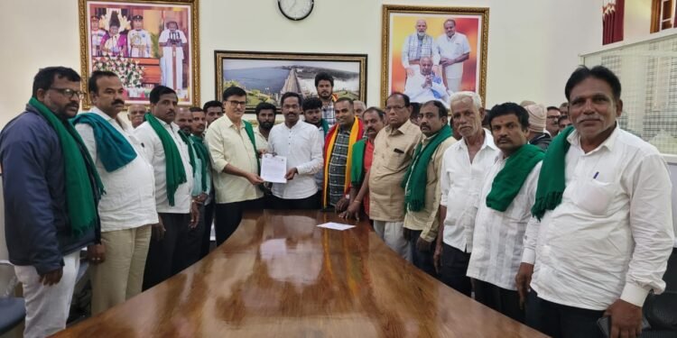 ರೈತರ ಬೇಡಿಕೆಗಳ ಬಗ್ಗೆ ಸಂಸತ್ತಿನಲ್ಲಿ ಖಾಸಗಿ ಮಸೂದೆ ಮಂಡಿಸಲಿ: ಹೆಚ್ಡಿಕೆ, ಪ್ರಿಯಾಂಕ ಜಾರಕಿಹೊಳಿಗೆ ಕುರುಬೂರು ನಿಯೋಗ ಆಗ್ರಹ