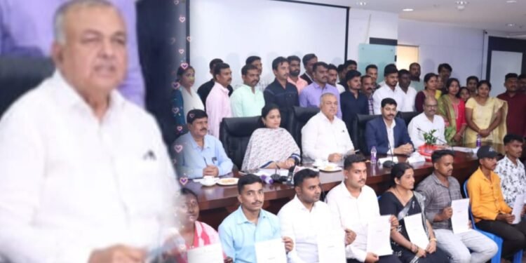 BMTC: ಮೃತರ ಅವಲಂಬಿತರಿಗೆ ಅನುಕಂಪ ಆಧಾರದಡಿ ನೇಮಕಾತಿ; ಆದೇಶಪತ್ರ ನೀಡಿದ ಸಾರಿಗೆ ಮಂತ್ರಿ