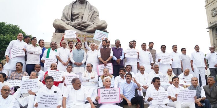 ವಾಲ್ಮಿಕಿ ನಿಗಮ ಹಗರಣ; ED ವಿರುದ್ದ ಕಾಂಗ್ರೆಸ್ ಪ್ರತಿಭಟನೆ