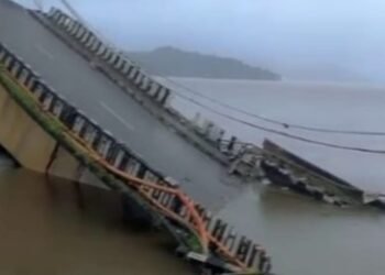 ಕಾಳಿ ನದಿ ಸೇತುವೆ ದುರಂತ; ಗೋವಾ-ಕರ್ನಾಟಕವನ್ನು ಸಂಪರ್ಕಿಸುವ ಬ್ರಿಡ್ಜ್ ಕುಸಿದು ಅವಾಂತರ