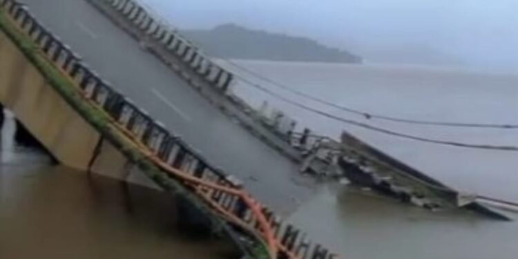 ಕಾಳಿ ನದಿ ಸೇತುವೆ ದುರಂತ; ಗೋವಾ-ಕರ್ನಾಟಕವನ್ನು ಸಂಪರ್ಕಿಸುವ ಬ್ರಿಡ್ಜ್ ಕುಸಿದು ಅವಾಂತರ