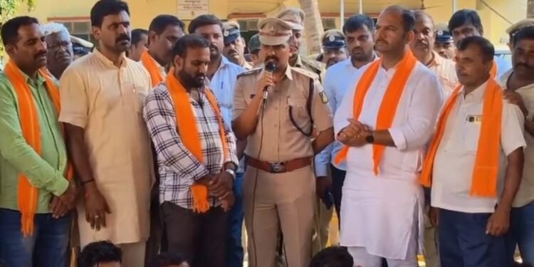 ಪಾಂಡವಪುರದಲ್ಲಿ ಖಾಕಿ ಕ್ರೌರ್ಯ; ಆರೆಸ್ಸೆಸ್ ಪ್ರತಿಭಟನೆಗೆ ಬೆಚ್ಚಿದ ಎಸ್ಪಿ; ತಪ್ಪಿತಸ್ತ ಪೊಲೀಸರ ವಿರುದ್ದ ಕ್ರಮದ ಭರವಸೆ