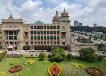 ನಾಯಿಯನ್ನು ಓಡಿಸುವ ಆತುರದಲ್ಲಿ 3ನೇ ಅಂತಸ್ತಿನಿಂದ ಬಿದ್ದು ಯುವಕ ಸಾವು