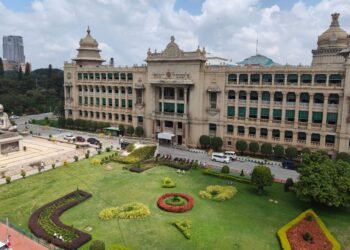 ನಾಯಿಯನ್ನು ಓಡಿಸುವ ಆತುರದಲ್ಲಿ 3ನೇ ಅಂತಸ್ತಿನಿಂದ ಬಿದ್ದು ಯುವಕ ಸಾವು