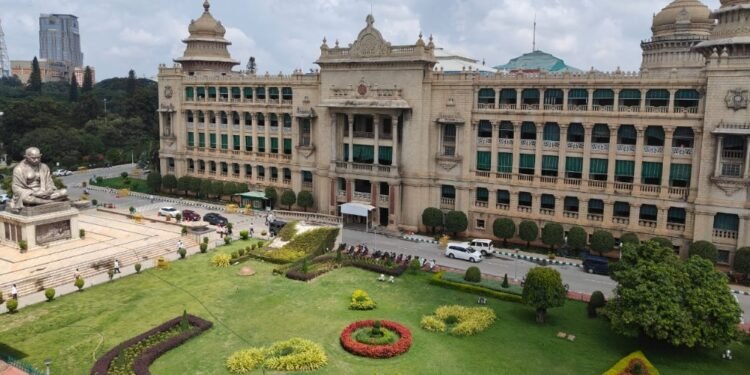 ನಾಯಿಯನ್ನು ಓಡಿಸುವ ಆತುರದಲ್ಲಿ 3ನೇ ಅಂತಸ್ತಿನಿಂದ ಬಿದ್ದು ಯುವಕ ಸಾವು