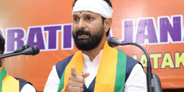 ಶಾಸನ ಸಭೆ ಸದಸ್ಯನನ್ನು ಪೊಲೀಸ್ ನಡೆದುಕೊಂಡ ರೀತಿಗೆ ವ್ಯಾಪಕ ಆಕ್ರೋಶ; ಹಾಗಾದರೆ ನಡೆದದ್ದೇನು?