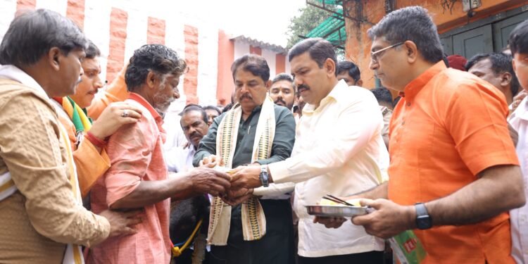 ಹಸುವಿನ ಕೆಚ್ಚಲು ಕೊಯ್ದ ಘಟನೆ; ಹಸು ಮಾಲೀಕರಿಗೆ ಬಿಜೆಪಿಯಿಂದ ಪರಿಹಾರ