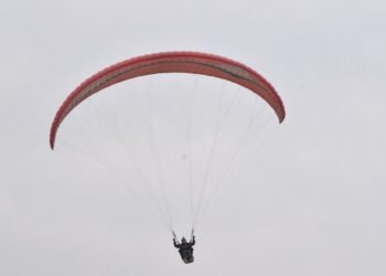 VIDEO : ಧರ್ಮಶಾಲಾದಲ್ಲಿ ಪ್ಯಾರಾಗ್ಲೈಡಿಂಗ್ ವೇಳೆ ಅವಘಡ